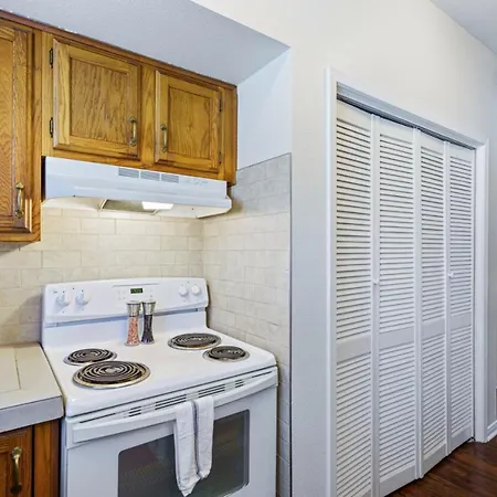 Modern Haven With King Suite And Impeccable Location